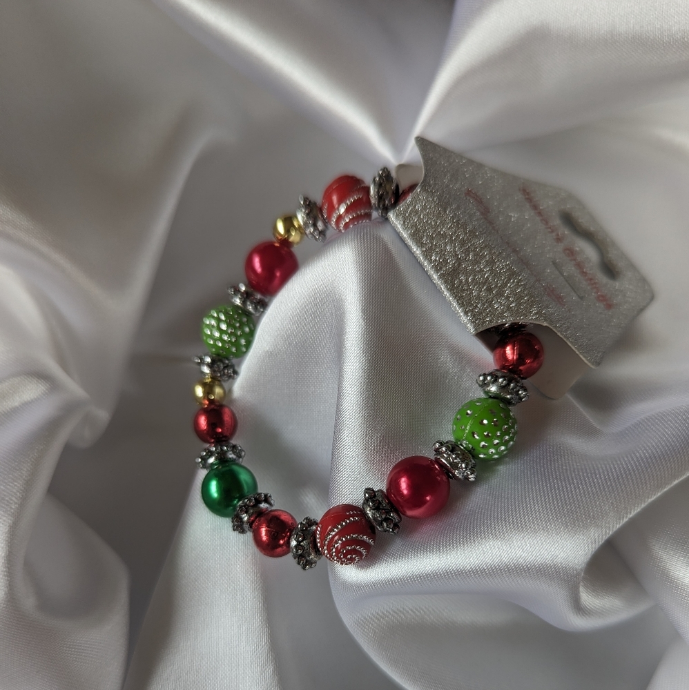 Festive Red and Green Stretch Beaded Bracelet - Picture 2 of 2